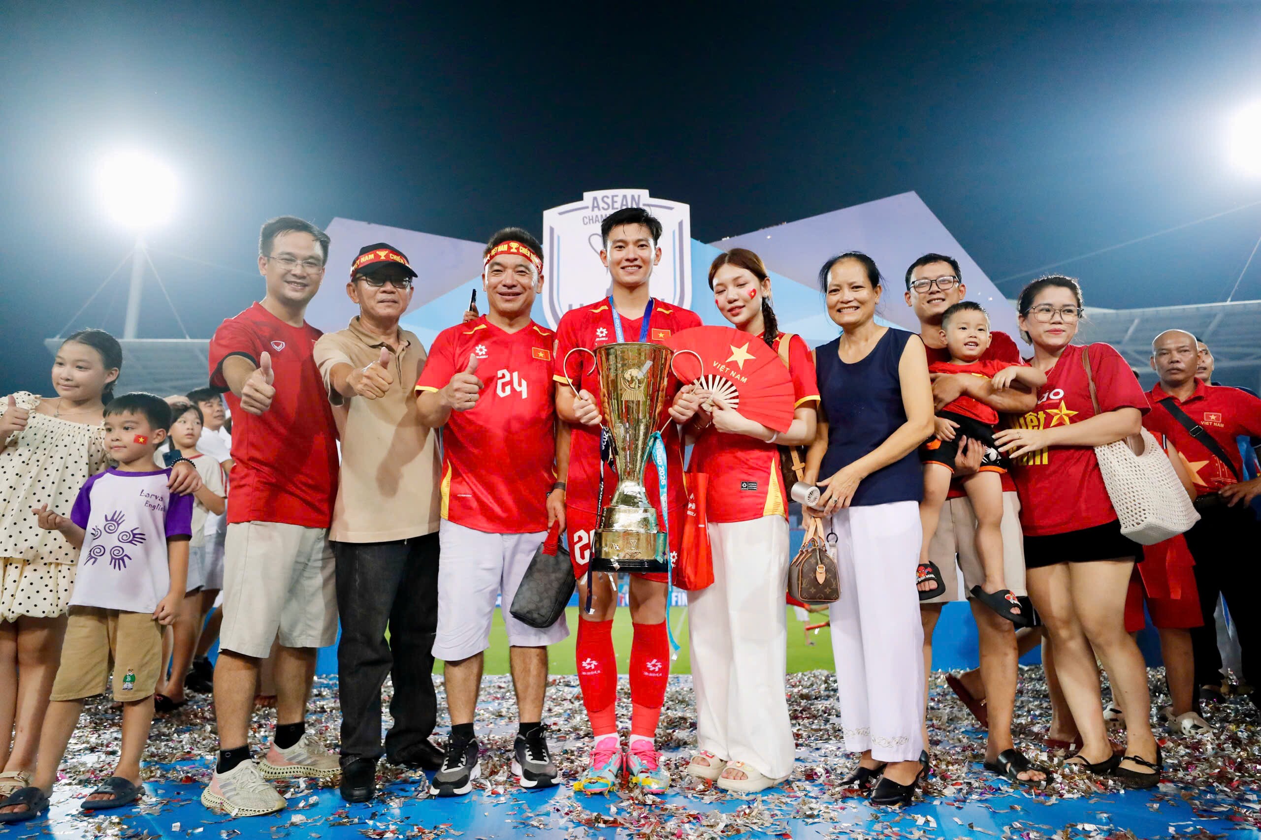 OK9 - Văn Hậu, Quang Hải rạng rỡ ăn mừng chức vô địch ASEAN Cup